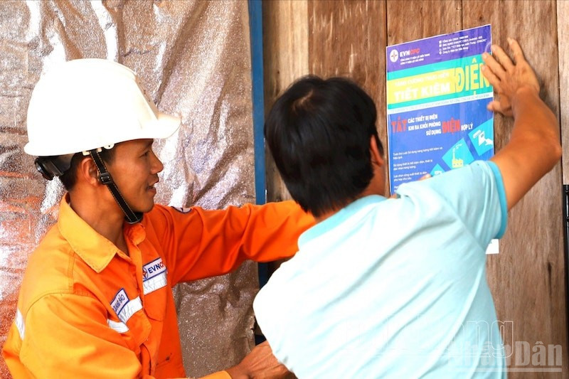 Ngành điện miền trung đẩy mạnh hoạt động tuyên truyền hướng dẫn người dân sử dụng điện tiết kiệm, hiệu quả. (Ảnh: ĐÌNH TĂNG) ndo_br_tkd-2025-evncpc-1.jpg