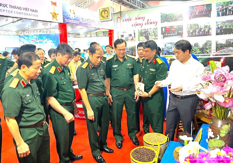 Thượng tướng Vũ Hải Sản, Ủy viên Trung ương Đảng, Ủy viên Quân ủy Trung ương, Thứ trưởng Bộ Quốc phòng cùng thủ trưởng Bộ Quốc phòng, Bộ Tư lệnh Quân khu tham quan gian trưng bày sản phẩm nông nghiệp của Công ty cà-phê 15 của Quân khu 5. (Ảnh: ĐÌNH TĂNG) ndo_br_dn1.jpg