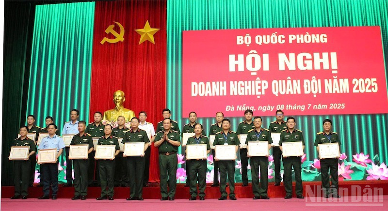 Các doanh nghiệp được khen thưởng. (Ảnh: ĐÌNH TĂNG) ndo_br_dn3.jpg
