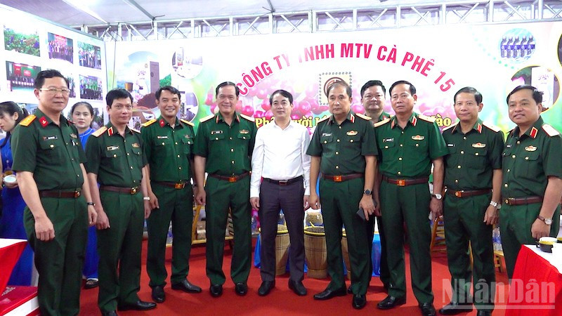 Thủ trưởng Bộ Quốc phòng, Bộ Tư lệnh Quân khu cùng các cơ quan Bộ Quốc phòng tại triển lãm nông sản của Công ty cà phê 15 của Quân khu 5. (Ảnh: ĐÌNH TĂNG) ndo_br_dn2.jpg