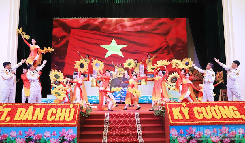 Văn nghệ chào mừng Đại hội. (Ảnh: ĐÌNH TĂNG) ndo_br_hquan5.jpg