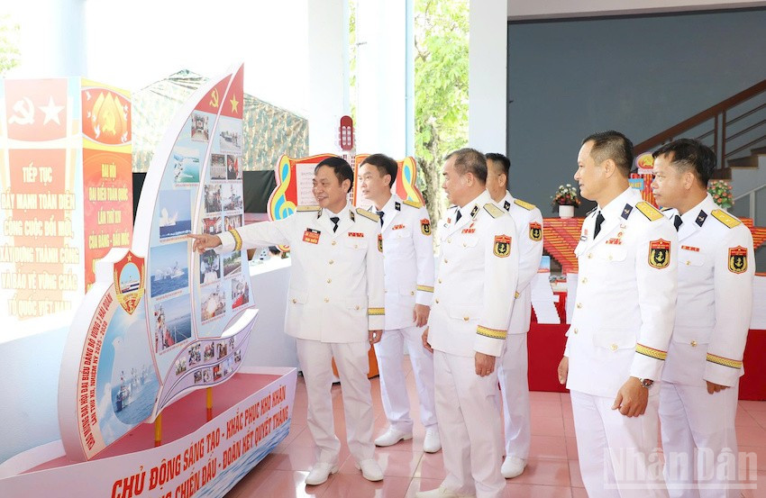Các đại biểu tham quan mô hình công tác đảng, công tác chính trị trưng bày tại Đại hội. (Ảnh: ĐÌNH TĂNG) ndo_br_hquan6.jpg