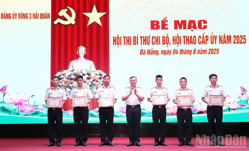 Thủ trưởng Bộ Tư lệnh Vùng 3 tặng bằng khen cho các tập thể, cá nhân đạt giải cao trong hội thi, hội thao. (Ảnh: ĐÌNH TĂNG)