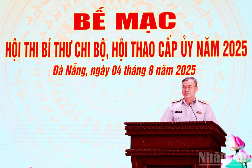 Chuẩn Đô đốc Nguyễn Đăng Tiến - Bí thư Đảng ủy, Chính ủy Vùng phát biểu bế mạc. (Ảnh: ĐÌNH TĂNG) ndo_br_vung31.jpg