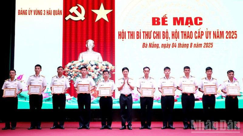 Hội thi, hội thao là dịp giúp cấp ủy, chỉ huy, cơ quan chính trị kiểm tra, đánh giá thực chất trình độ, năng lực, phương pháp, tác phong công tác của đội ngũ chi ủy, bí thư chi bộ trong toàn Đảng bộ Vùng. (Ảnh: ĐÌNH TĂNG) ndo_br_vung33.jpg