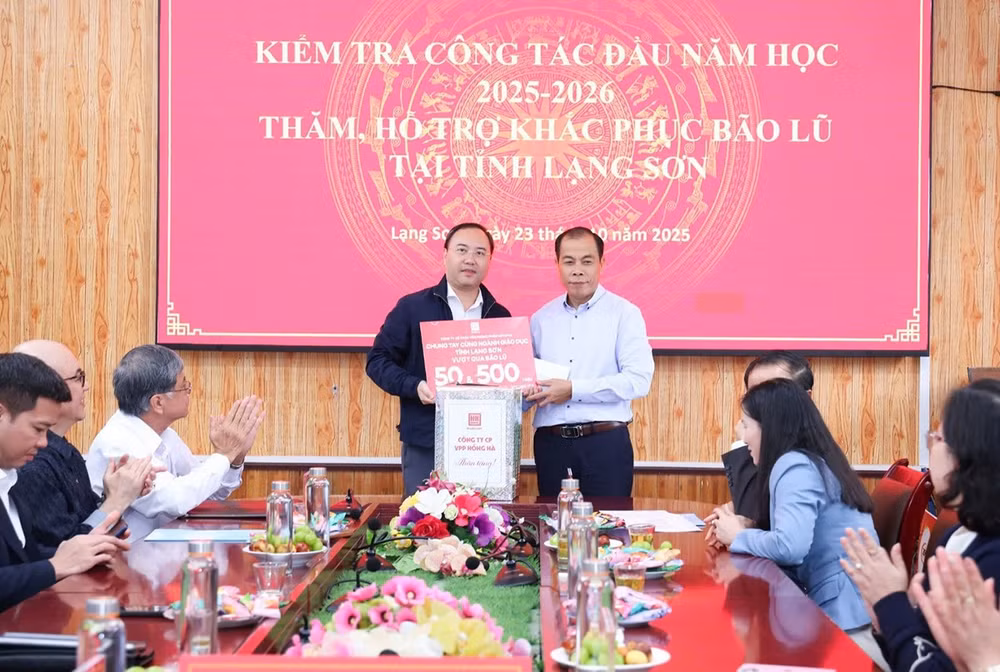 Ông Hoàng Quốc Tuấn, Giám đốc Sở Giáo dục và Đào tạo Lạng Sơn (bên phải) tiếp nhận sự hỗ trợ từ Công ty CP Văn phòng phẩm Hồng Hà.