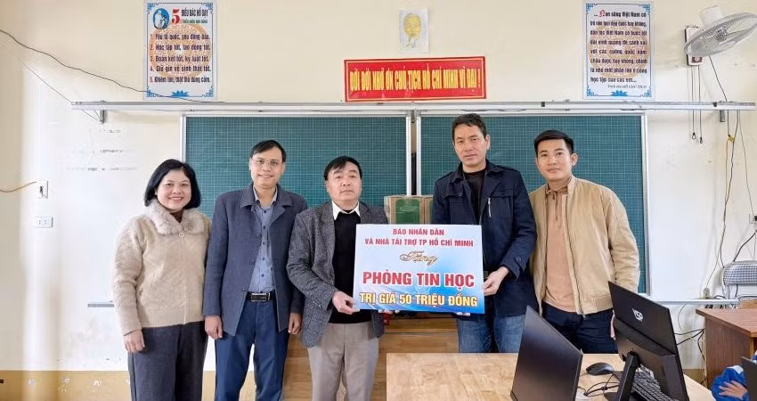 Đại diện Báo Nhân Dân tại Nghệ An trao tặng dàn máy tính cho trường Trường Tiểu học Thạch Giám 2, xã Tương Dương.