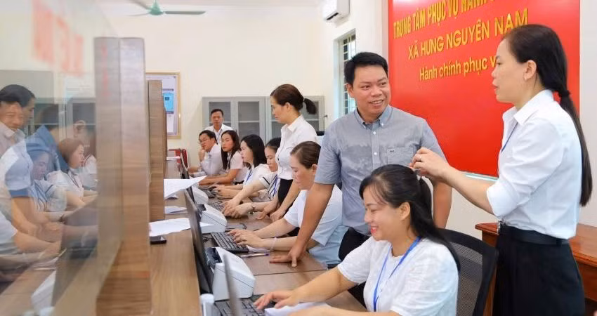 Cán bộ, công chức xã Hưng Nguyên Nam tiếp nhận thủ tục hành chính cho người dân tại Trung tâm phục vụ hành chính công.