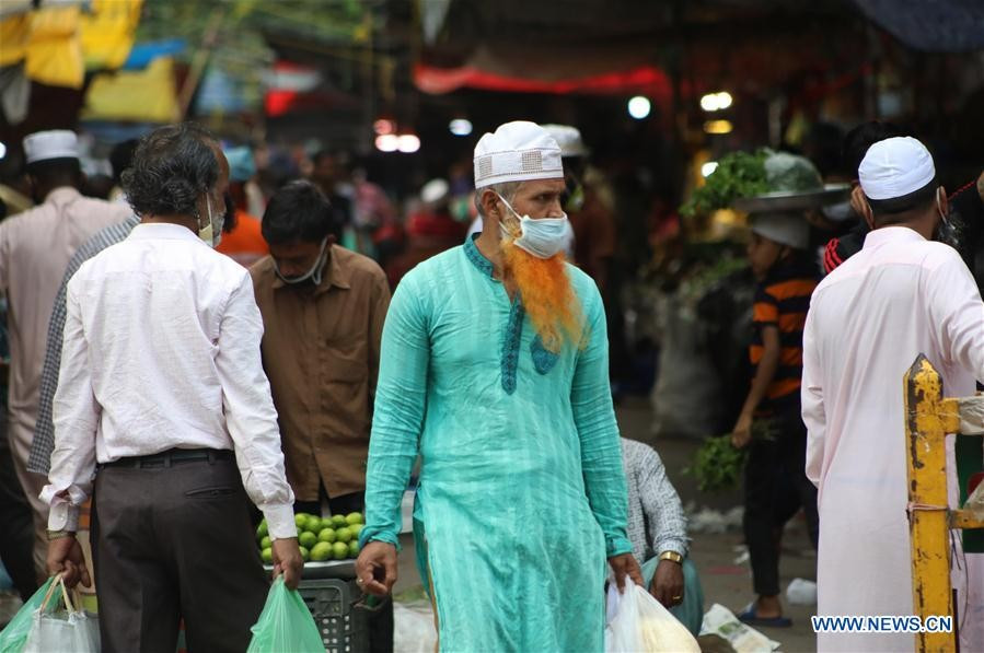 Người dân đeo khẩu trang tại một khu chợ tạm ở Dhaka, Bangladesh. (Ảnh minh họa: Tân Hoa xã)