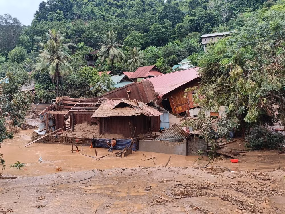 Nước lũ rút đi để lại khung cảnh tan hoang ở các bản làng của xã Mỹ Lý, Nghệ An. (Ảnh: nhandan.vn)