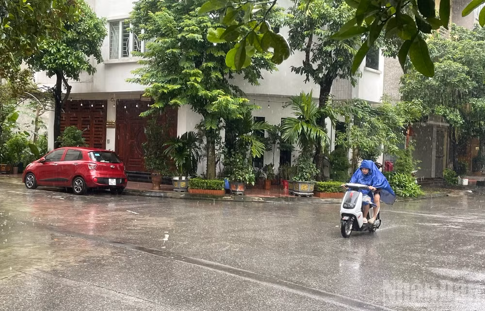 Hiện tại ở Phường Kiến Hưng, TP Hà Nội đang có mưa to. (Ảnh: Đ.T)