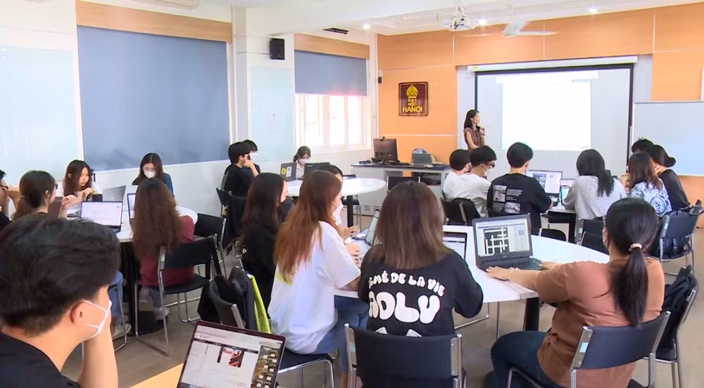 Một lớp học theo mô hình đào tạo có yếu tố quốc tế tại trường Đại học Hà Nội.