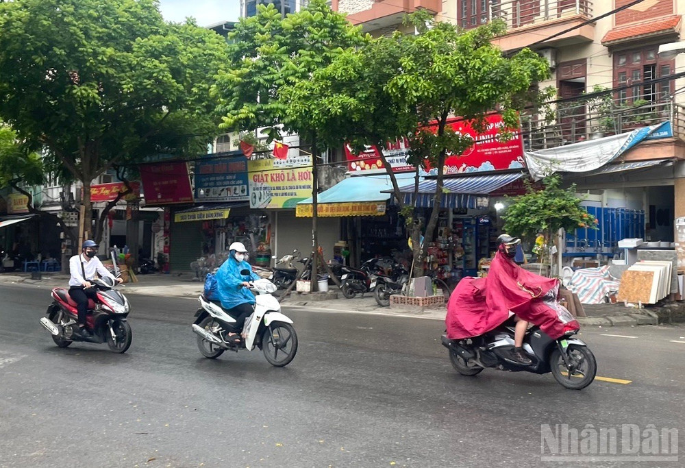 Dự báo khu vực Hà Nội chiều tối và đêm có mưa rào và dông vài nơi. (Ảnh minh họa: Đ.T)