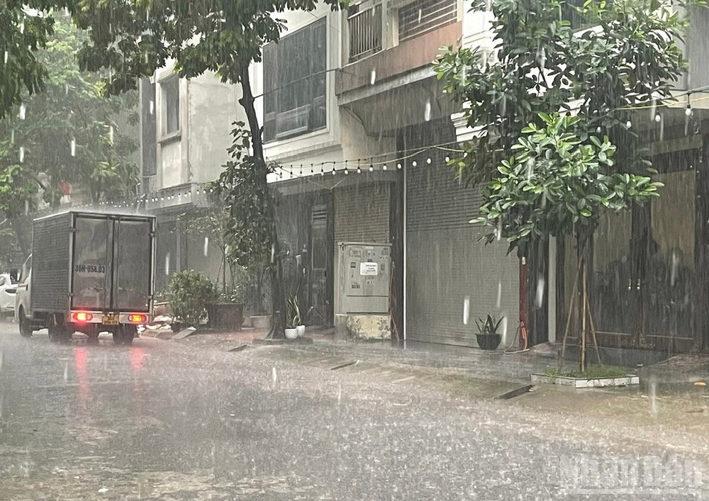 Vào thời điểm 17 giờ 50 phút, ngày 12/7, một số nơi thuộc khu vực nội thành Hà Nội đang có mưa rào. (Ảnh minh họa: Đ.T)
