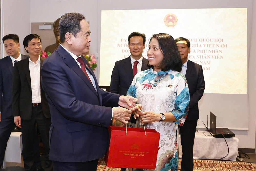 Chủ tịch Quốc hội Trần Thanh Mẫn và Phu nhân tặng quà cộng đồng người Việt Nam tại Thụy Sĩ. Ảnh: TTXVN tangquamoi.jpg