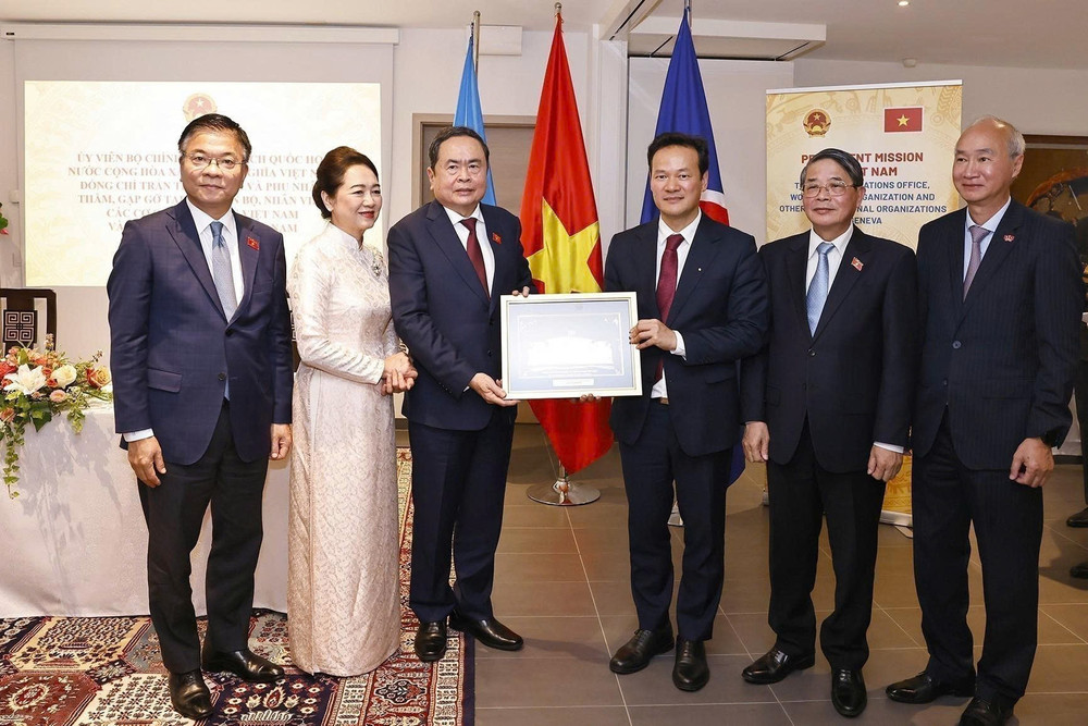 Chủ tịch Quốc hội Trần Thanh Mẫn và Phu nhân tặng quà cho Phái đoàn. Ảnh: TTXVN phandungtang.jpg