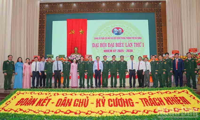 Các đại biểu dự đại hội chụp ảnh lưu niệm. (Ảnh: ĐÌNH TĂNG) ndo_br_dsc01151-1.jpg