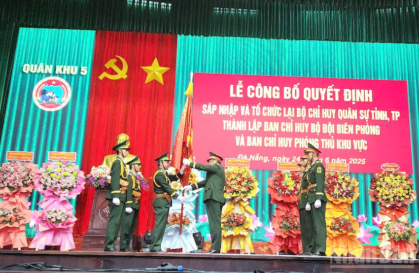 Thượng tướng Phạm Hoài Nam, Ủy viên Trung ương Đảng, Ủy viên Quân ủy Trung ương, Thứ trưởng Quốc phòng trao Quân kỳ Quyết thắng cho Bộ Chỉ huy Quân sự các tỉnh, thành mới thuộc Quân khu 5. (Ảnh: ĐÌNH TĂNG) ndo_br_ttbqp.jpg