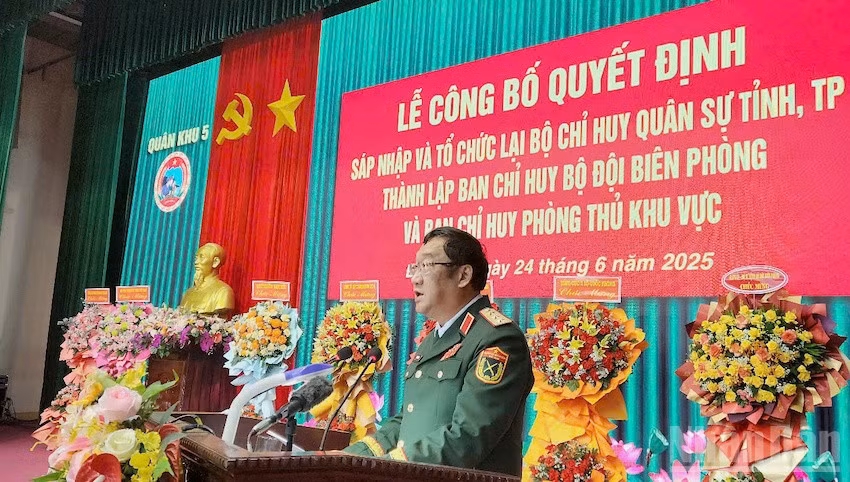 Thượng tướng Phạm Hoài Nam, Ủy viên Trung ương Đảng, Ủy viên Quân ủy Trung ương, Thứ trưởng Quốc phòng phát biểu chỉ đạo tại buổi lễ. (Ảnh: ĐÌNH TĂNG)