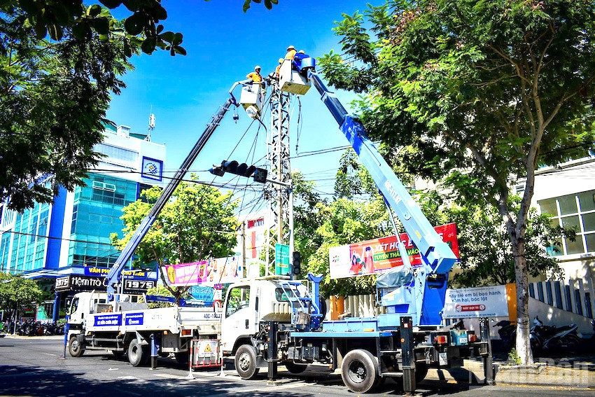 EVNCPC xác định, trong bối cảnh thời tiết cực đoan, việc duy trì một hệ thống điện ổn định, an toàn không chỉ là yêu cầu kỹ thuật mà còn là yếu tố then chốt bảo đảm an sinh, phát triển kinh tế vùng. (Ảnh: ĐÌNH TĂNG) ndo_br_evncpc1.jpg