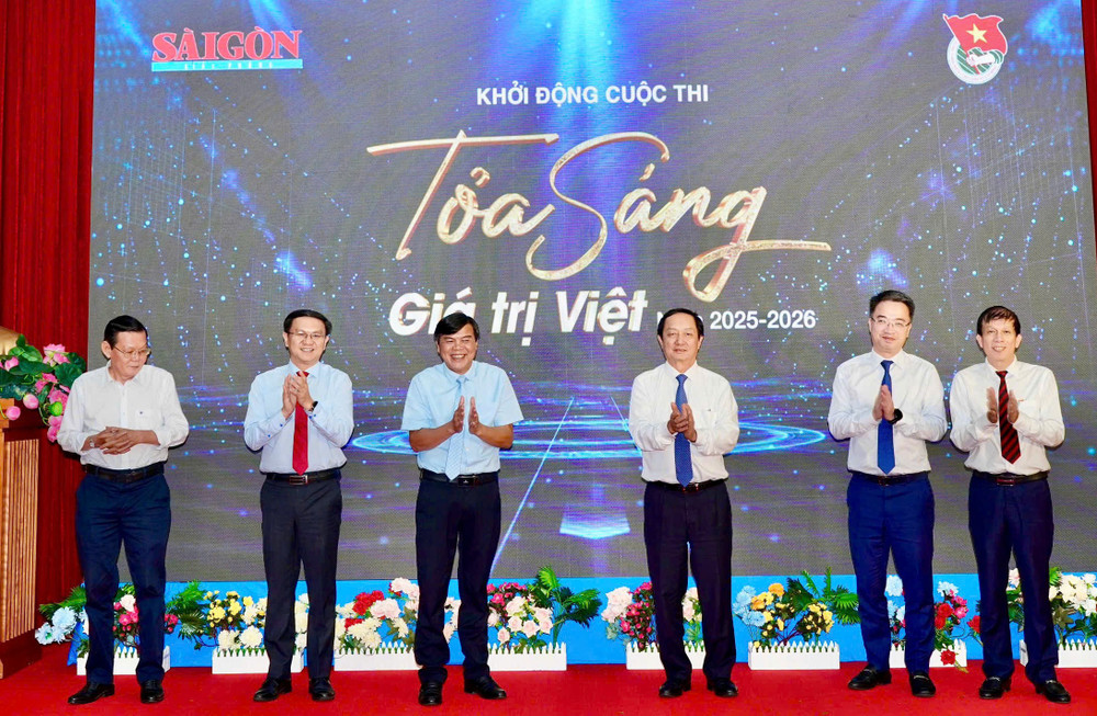 Các đại biểu thực hiện nghi thức phát động cuộc thi Toả sáng giá trị Việt năm 2025-2026.