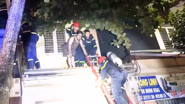 [Video] Kịp thời giải cứu 3 người mắc kẹt trong vụ cháy nhà tại Thanh Hóa