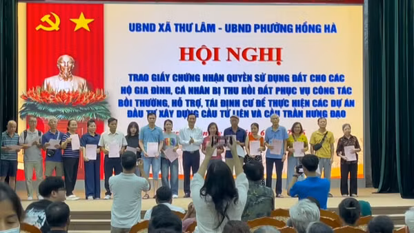 [Video] Người dân Hà Nội giao đất xây cầu nhận “sổ đỏ” tái định cư