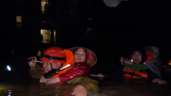 [Video] Công an TP Huế xuyên đêm đưa bệnh nhân đến nơi an toàn 