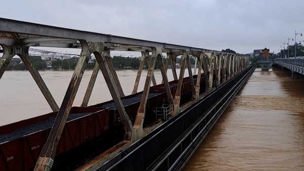 [Video] Huế huy động 19 toa tàu gia tải mặt cầu đường sắt Bạch Hổ 