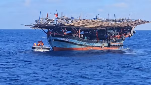 [Video] Kịp thời cứu nạn 36 ngư dân trên tàu cá hỏng máy ở đặc khu Trường Sa