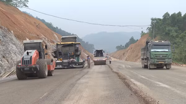 [Video] Thi công cao tốc Đồng Đăng-Trà Lĩnh xuyên kỳ nghỉ lễ