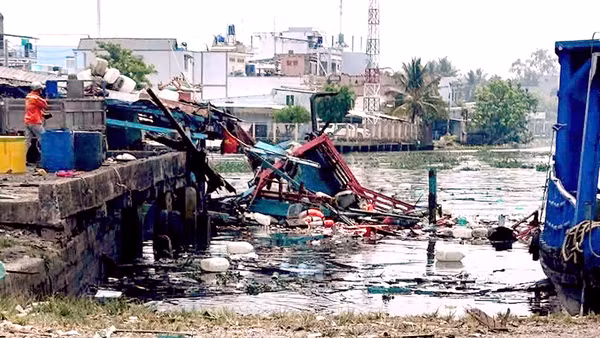 [Video] Cháy, nổ tàu cá tại bến phà Tắc Cậu khiến 7 người bị thương