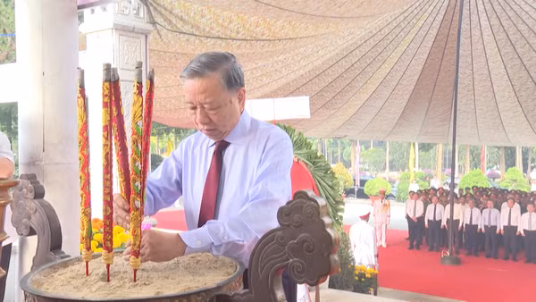 [Video] Tổng Bí thư, Chủ tịch nước Tô Lâm dâng hương tại Nghĩa trang Liệt sĩ Tân Biên (Tây Ninh)