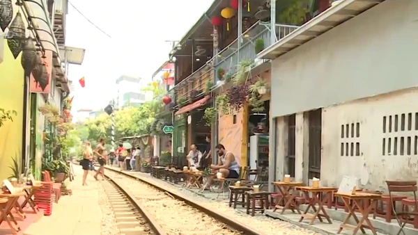 [Video] Hà Nội đề nghị dừng chạy tàu qua phố cà phê đường tàu 