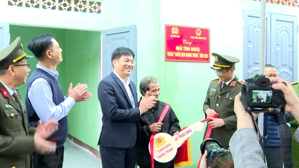 [Video] Hôm nay tổng kết “Chiến dịch Quang Trung” xây dựng lại nhà cho người dân vùng lũ