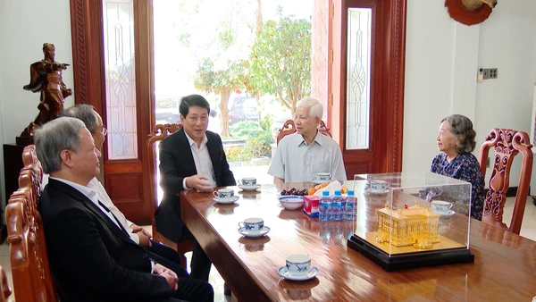 [Video] Chủ tịch nước chúc Tết, tri ân các đồng chí nguyên lãnh đạo Đảng, Nhà nước