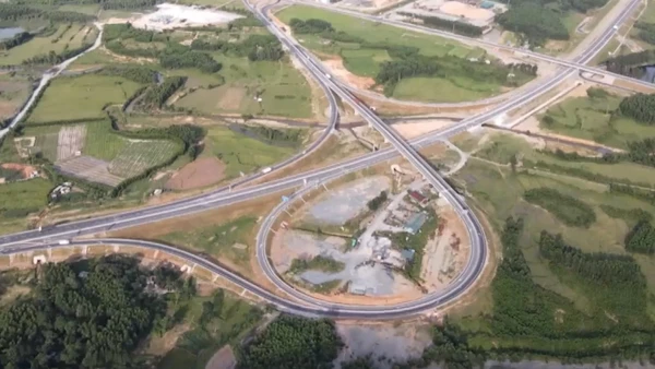 [Video] Đẩy nhanh tiến độ các dự án cao tốc Bắc - Nam, phấn đấu khai thác trước Tết Nguyên đán 2026