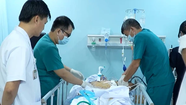 [Video] Thực hiện thành công ca phẫu thuật mở ngực giữa Trường Sa Lớn