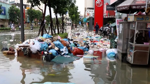 [Video] Lũ chồng lũ, rác thải bủa vây các tuyến đường của TP Huế