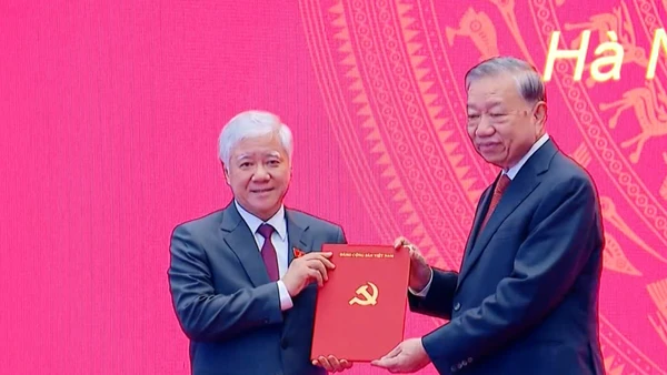 [Video] Trao quyết định Phó Bí thư Thường trực Đảng ủy Quốc hội