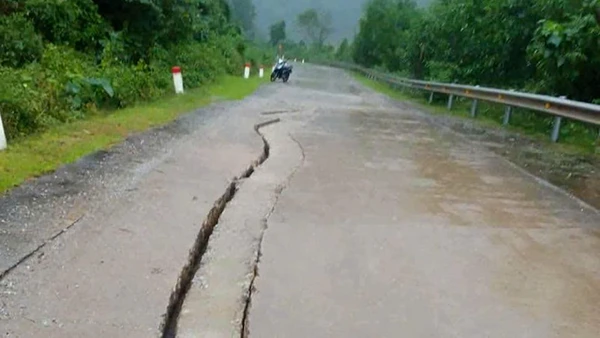 [Video] Quảng Trị xuất hiện vết nứt dài trên đường Hồ Chí Minh nhánh Tây