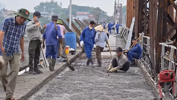 [Video] Hà Nội tăng tốc đại tu mặt cầu Long Biên