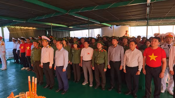 [Video] Xúc động Lễ tưởng niệm các chiến sĩ Gạc Ma giữa trùng khơi