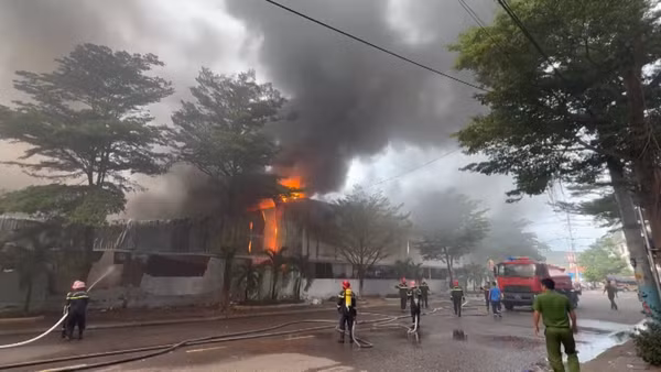 [Video] Kịp thời dập tắt đám cháy tại kho chứa xe điện tại Gia Lai