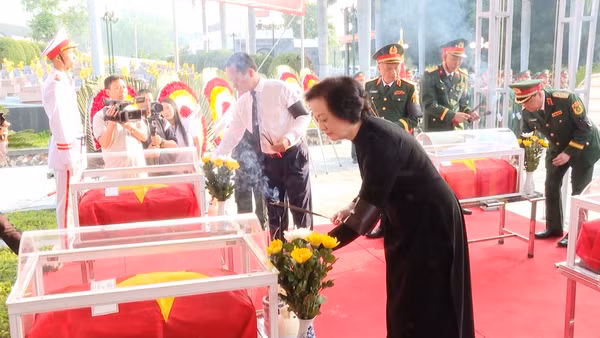 [Video] Đón 9 liệt sĩ quân tình nguyện Việt Nam hy sinh tại Lào trở về đất mẹ