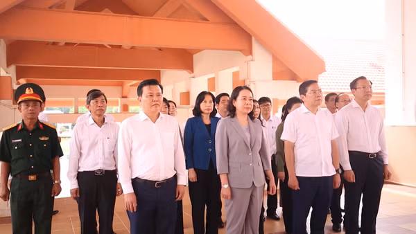 [Video] Phó Chủ tịch nước Võ Thị Ánh Xuân dâng hương tưởng niệm các Anh hùng liệt sĩ tại Tây Ninh 