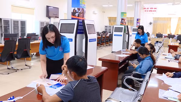 [Video] Hà Nội triển khai đợt cao điểm bảo đảm chi trả lương hưu, trợ cấp BHXH không gián đoạn