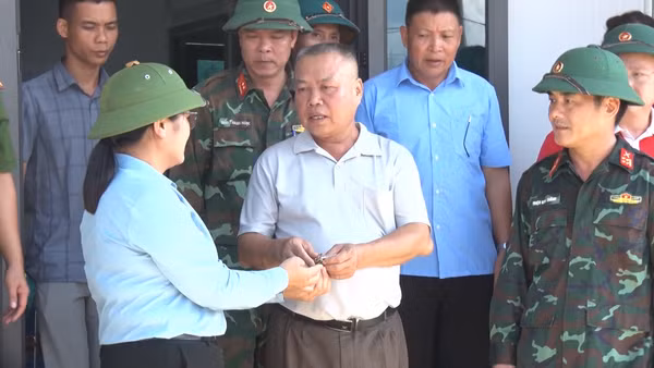 [Video] Lai Châu bàn giao 7 căn nhà đầu tiên cho người dân vùng lũ Mường Than