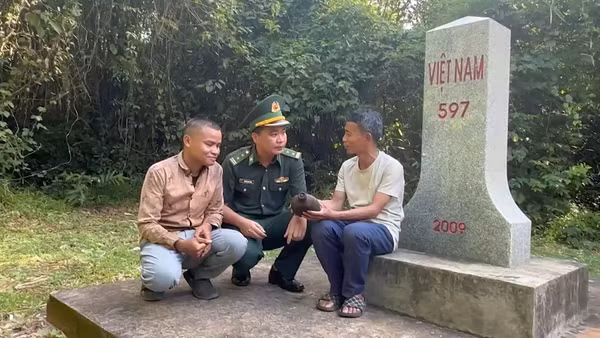 [Video] Tiếp nhận thông tin về vị trí nghi mộ tập thể liệt sĩ ở biên giới tỉnh Quảng Trị