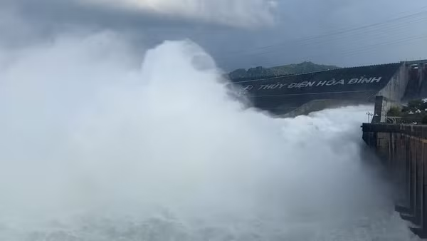[Video] Hồ thủy điện Hòa Bình mở 1 cửa xả đáy từ 11h ngày 11/7